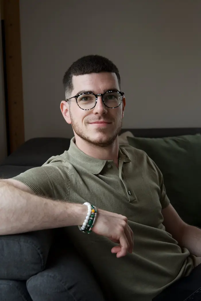 David Giannarelli souriant, installé dans un canapé
