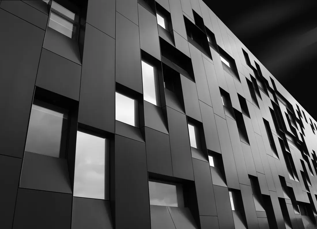 Façade d’immeuble contemporain aux ouvertures décalées